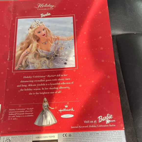 2001 vintage Holiday Barbie Doll with Red and White Cape hallmark/Mattel - Picture 3 of 4